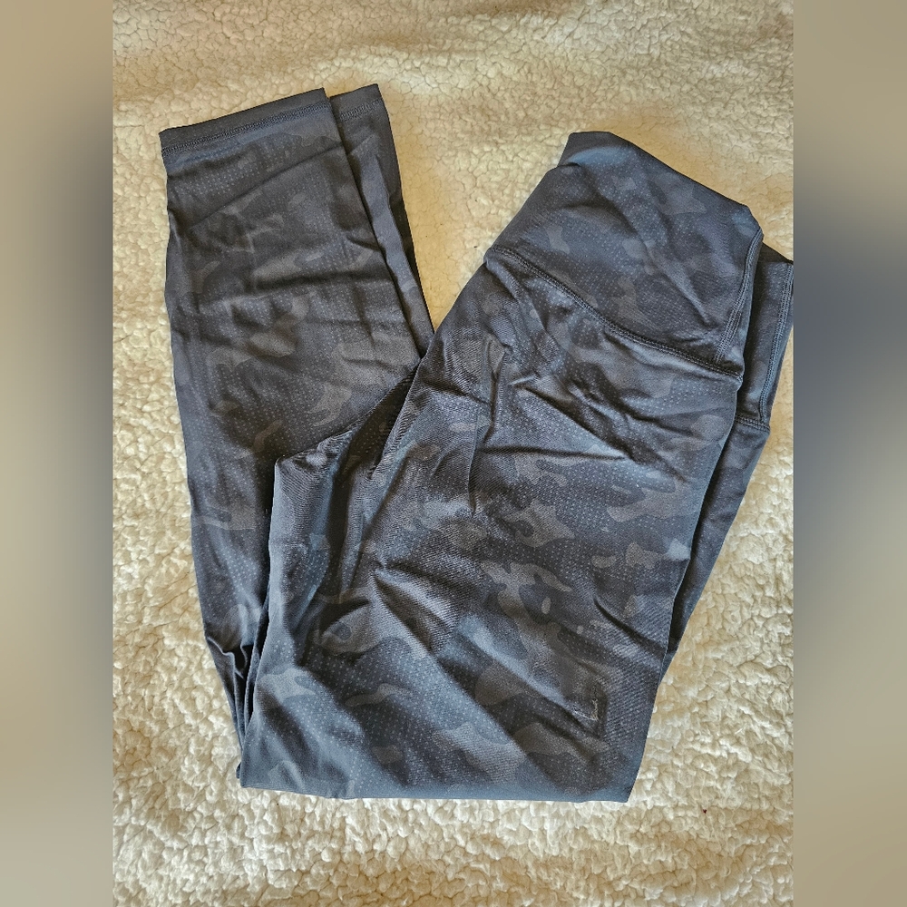 Zyia Black/ Gray Battleship Luxe Camo 6-8 Stretchy Capri Leggings